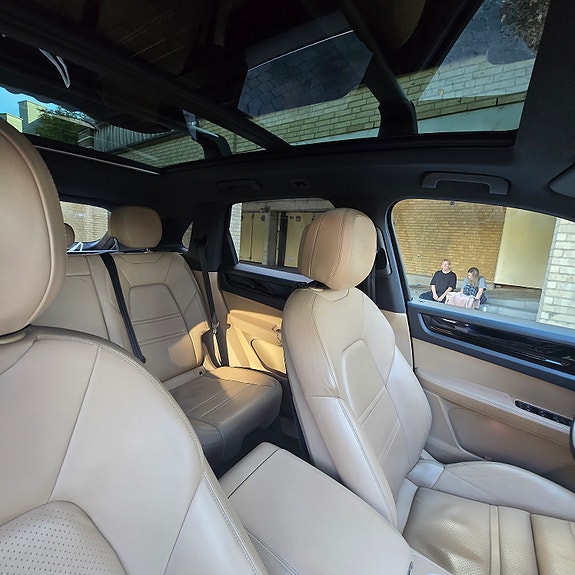 Porsche Cayenne 5 of 12