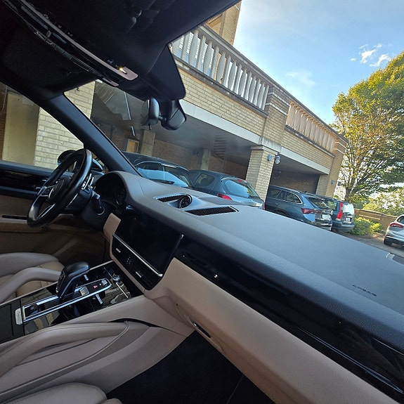 Porsche Cayenne 4 of 12