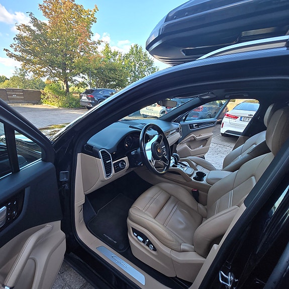 Porsche Cayenne 9 of 12