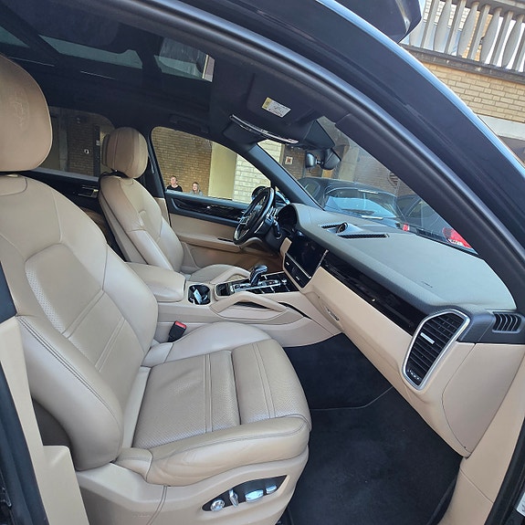 Porsche Cayenne 3 of 12