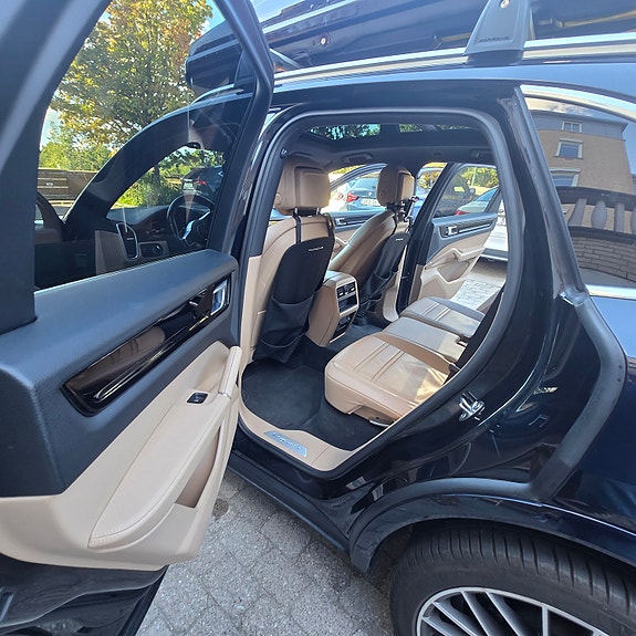 Porsche Cayenne 10 of 12