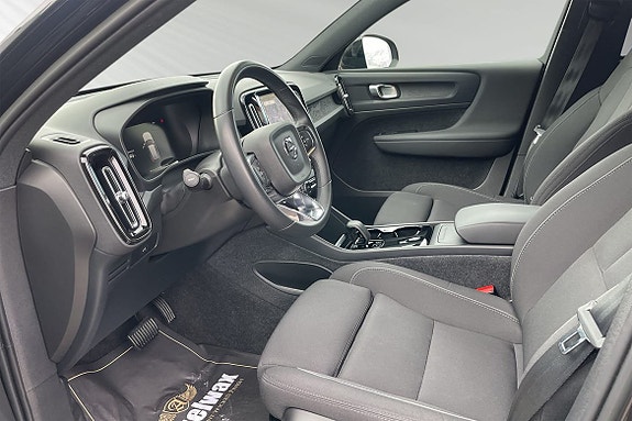 Volvo XC40 7 of 15