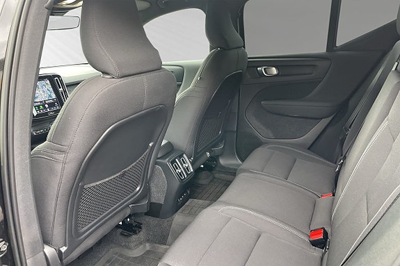 Volvo XC40 8 of 15