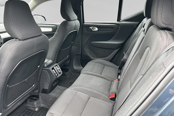 Volvo XC40 8 of 17