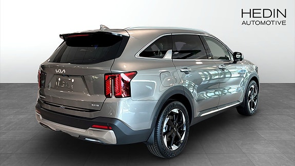 Kia Sorento 2 of 13