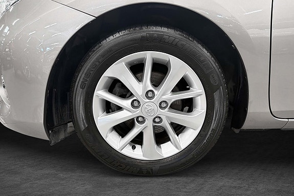 Toyota Auris 2 of 15
