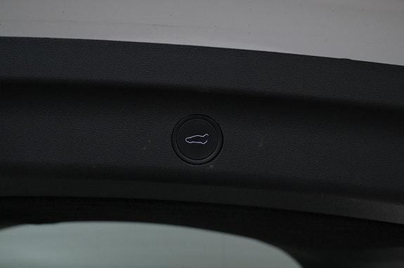 Tesla Model Y 23 of 27