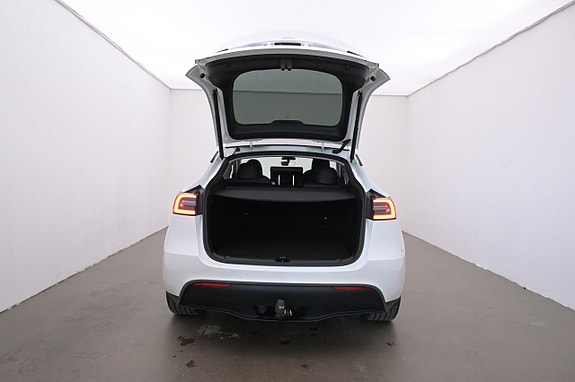 Tesla Model Y 22 of 27