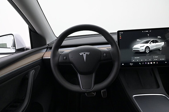 Tesla Model Y 7 of 27