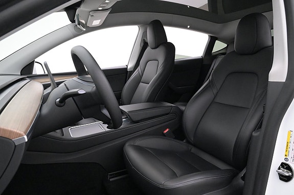 Tesla Model Y 9 of 27