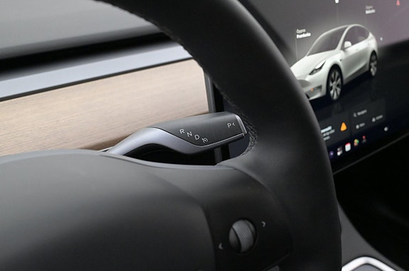 Tesla Model Y 8 of 27