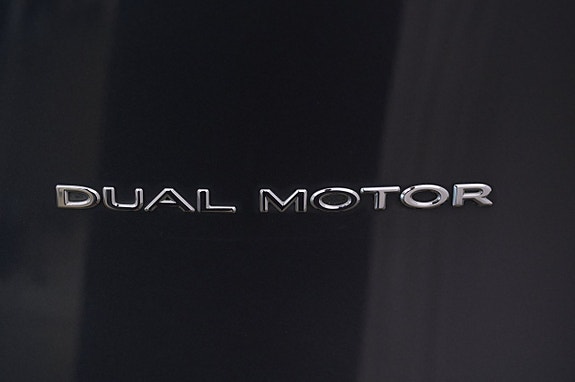 Tesla Model Y 25 of 27