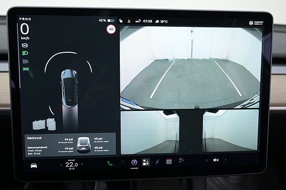 Tesla Model Y 15 of 27