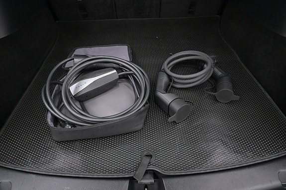 Tesla Model Y 23 of 27