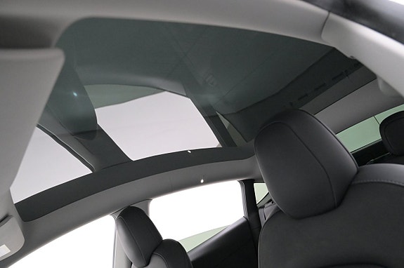 Tesla Model Y 19 of 27