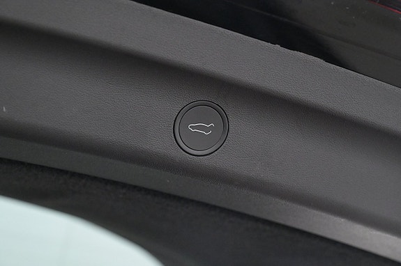 Tesla Model Y 23 of 27