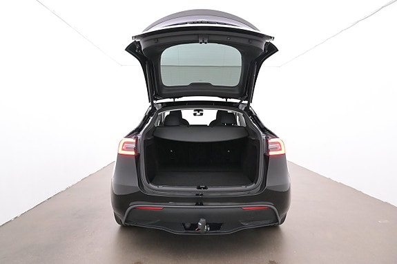 Tesla Model Y 22 of 27