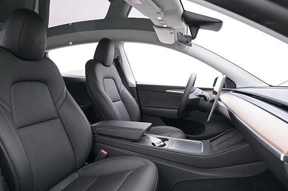 Tesla Model Y 10 of 27