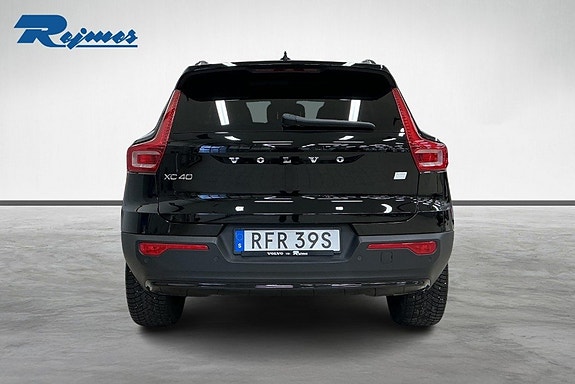 Volvo XC40 4 of 18