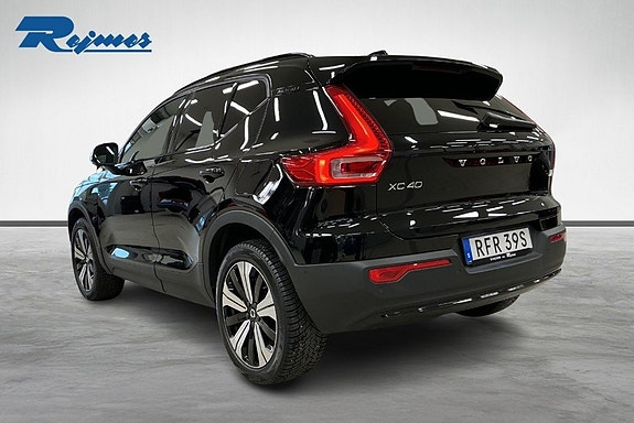 Volvo XC40 2 of 18