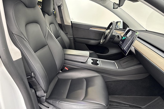 Tesla Model Y 8 of 20