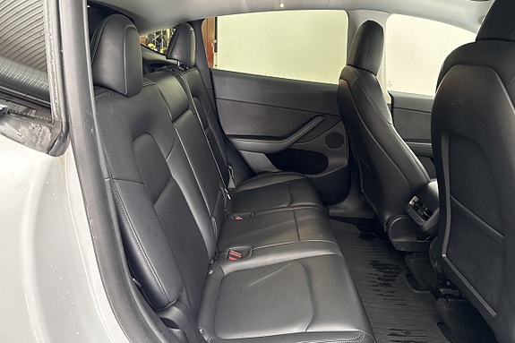Tesla Model Y 9 of 20