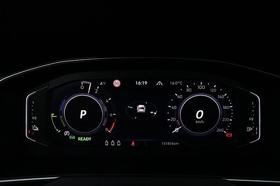 Volkswagen Passat 16 of 27