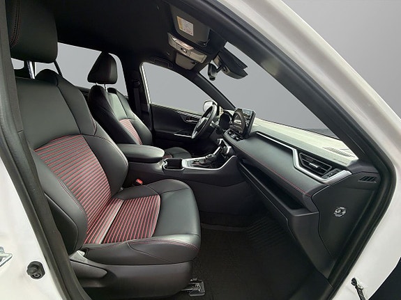 Toyota RAV4 Plug-in Hybrid 8 of 26