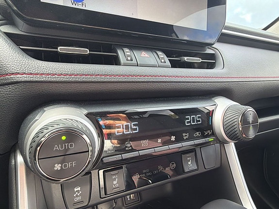 Toyota RAV4 Plug-in Hybrid 17 of 26