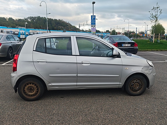 Kia Picanto 5 of 7