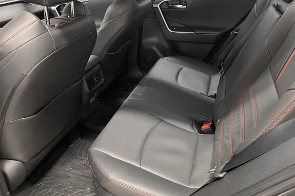 Toyota RAV4 Plug-in Hybrid 7 of 10