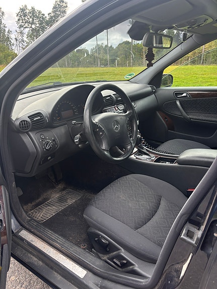 Mercedes-Benz C240 6 of 10