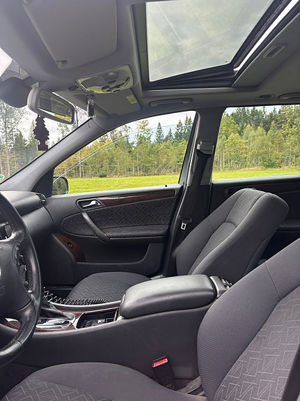 Mercedes-Benz C240 7 of 10