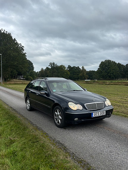 Mercedes-Benz C240 2 of 10