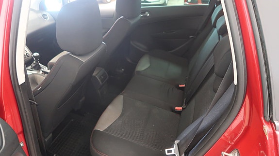 Peugeot 308 SW 15 of 17