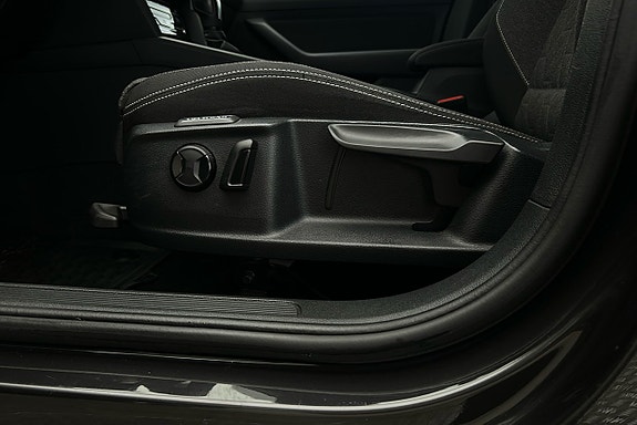 Volkswagen Passat 16 of 25