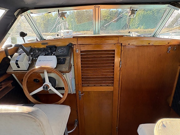 Coronet 24 Cabin De Luxe 8 of 30