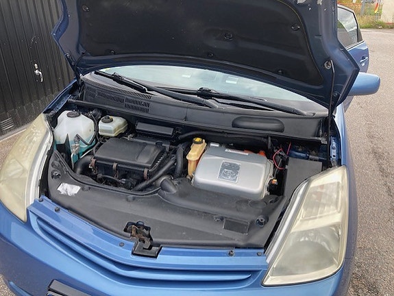 Toyota Prius 4 of 7