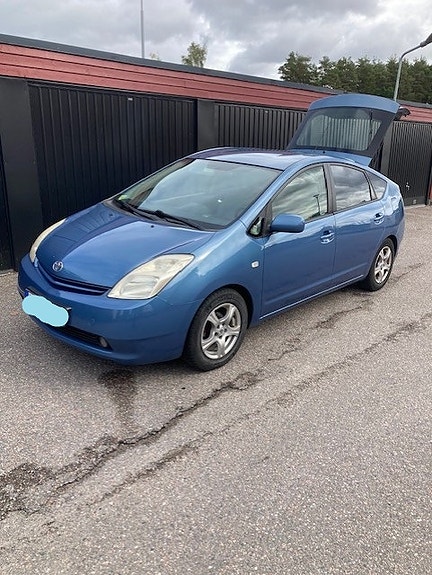 Toyota Prius 3 of 7