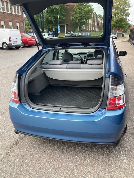 Toyota Prius 2 of 7