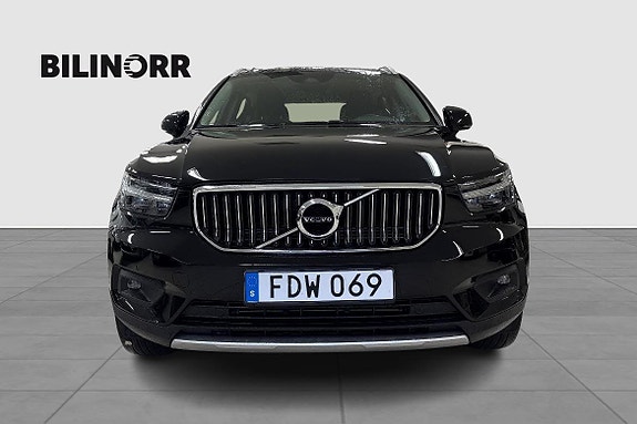 Volvo XC40 2 of 15