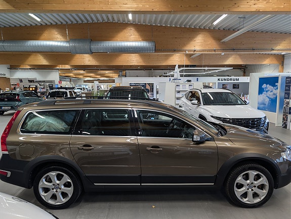 Volvo XC70 2 of 13