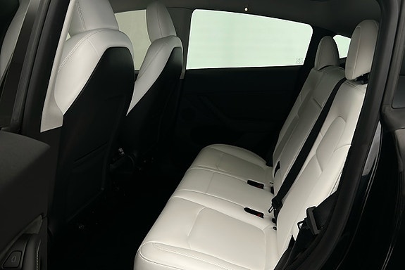 Tesla Model Y 12 of 26