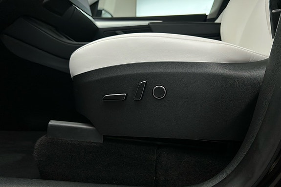 Tesla Model Y 16 of 26