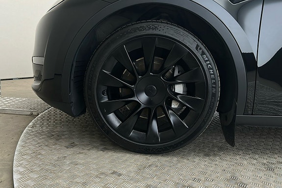 Tesla Model Y 11 of 26