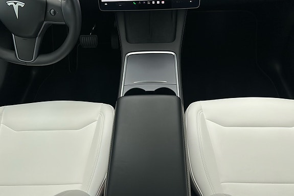 Tesla Model Y 8 of 26