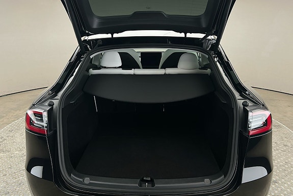 Tesla Model Y 13 of 26