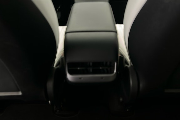 Tesla Model Y 23 of 26