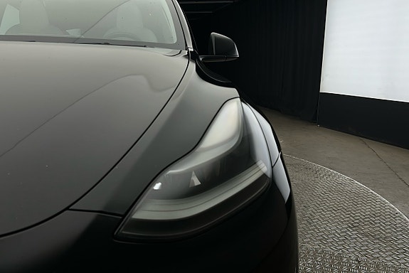 Tesla Model Y 10 of 26