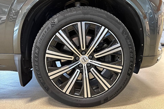 Volvo XC90 10 of 30